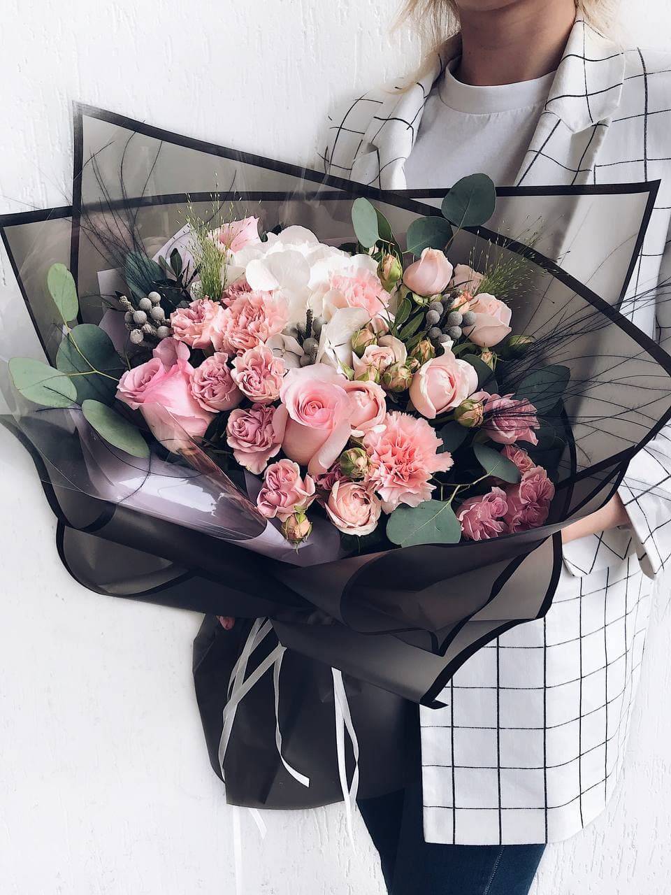 Букеты в черной упаковке доставка цветов по москве магазин zarum