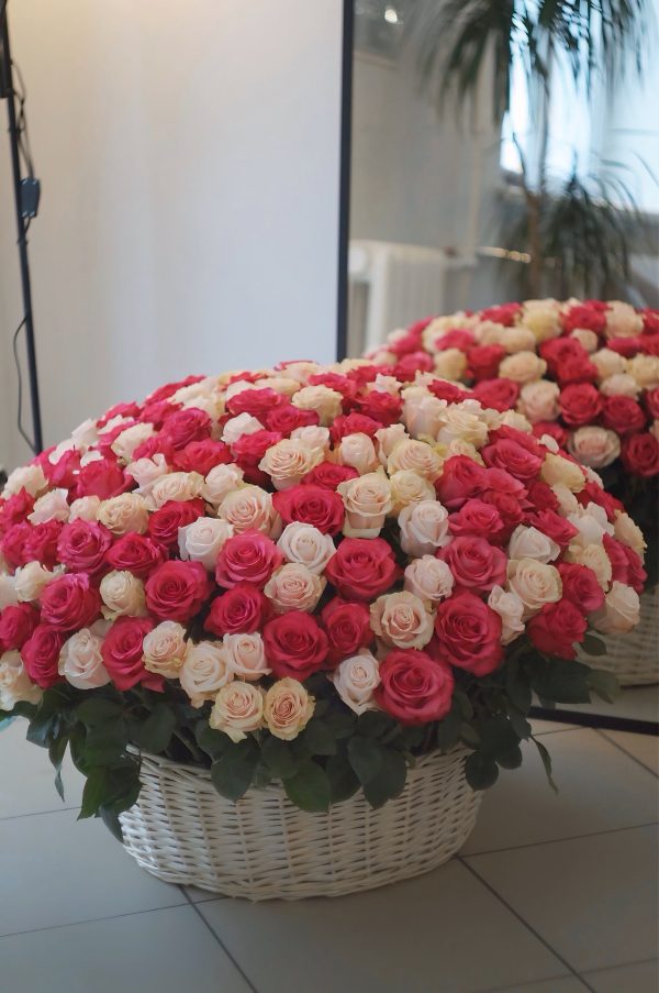 201 роза в корзине