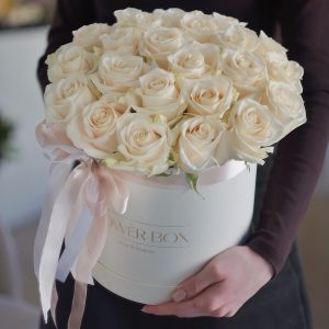 23 розы в коробке