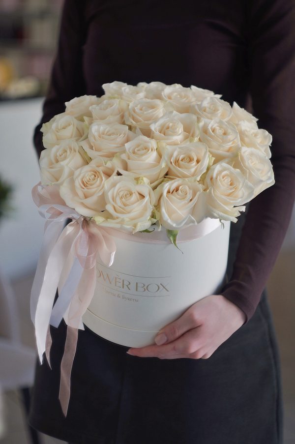 23 розы в коробке