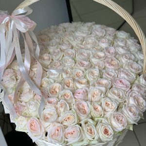 101 кремовая роза в корзине