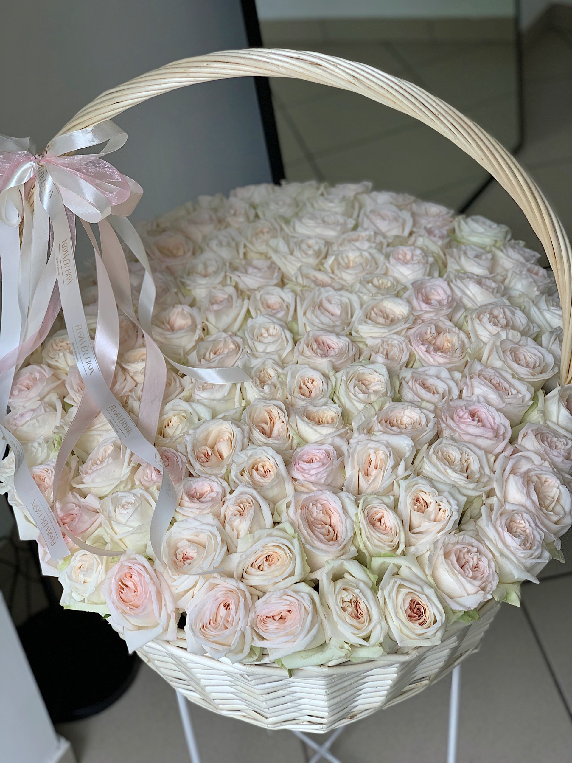 101 кремовая роза в корзине