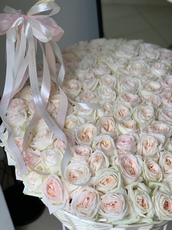 101 кремовая роза в корзине