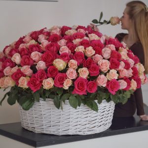 201 роза в корзине
