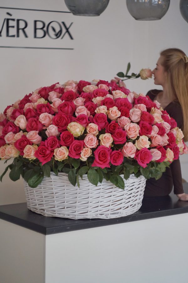 201 роза в корзине