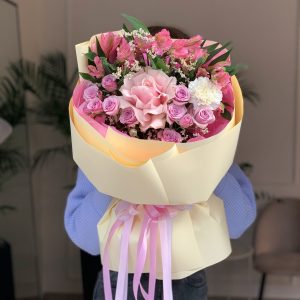 Букет 57 с розами и альстромерией