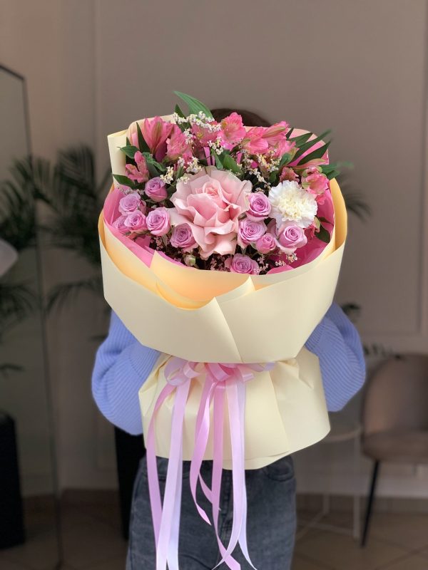 Букет 57 с розами и альстромерией
