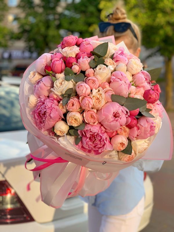 Букет 433 микс пионов и пионовидных роз