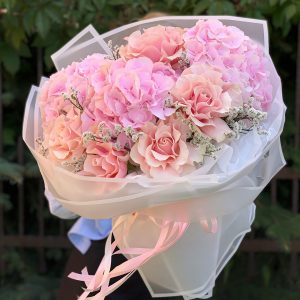 Букет 429 розы и гортензии