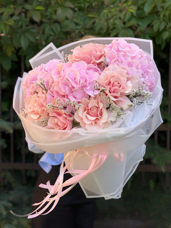 Букет 429 розы и гортензии