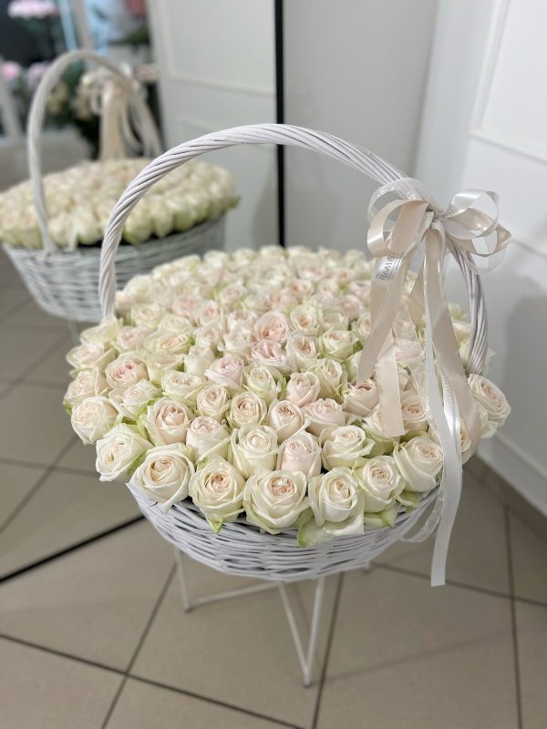 101 кремовая роза в корзине
