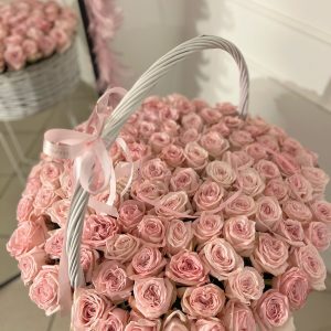 101 розовая роза в корзине
