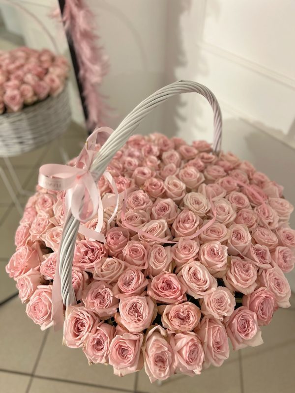 101 розовая роза в корзине