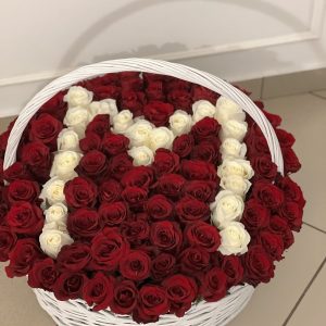 101 роза в корзине "буква"
