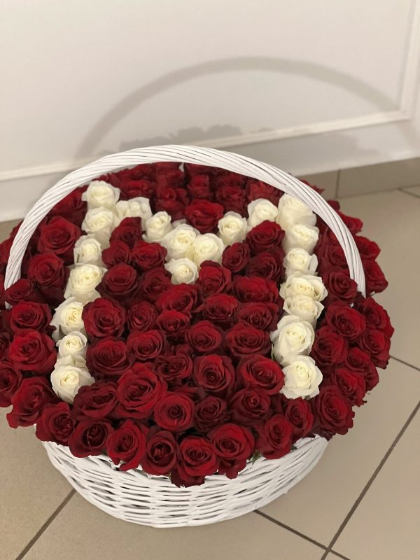 101 роза в корзине "буква"