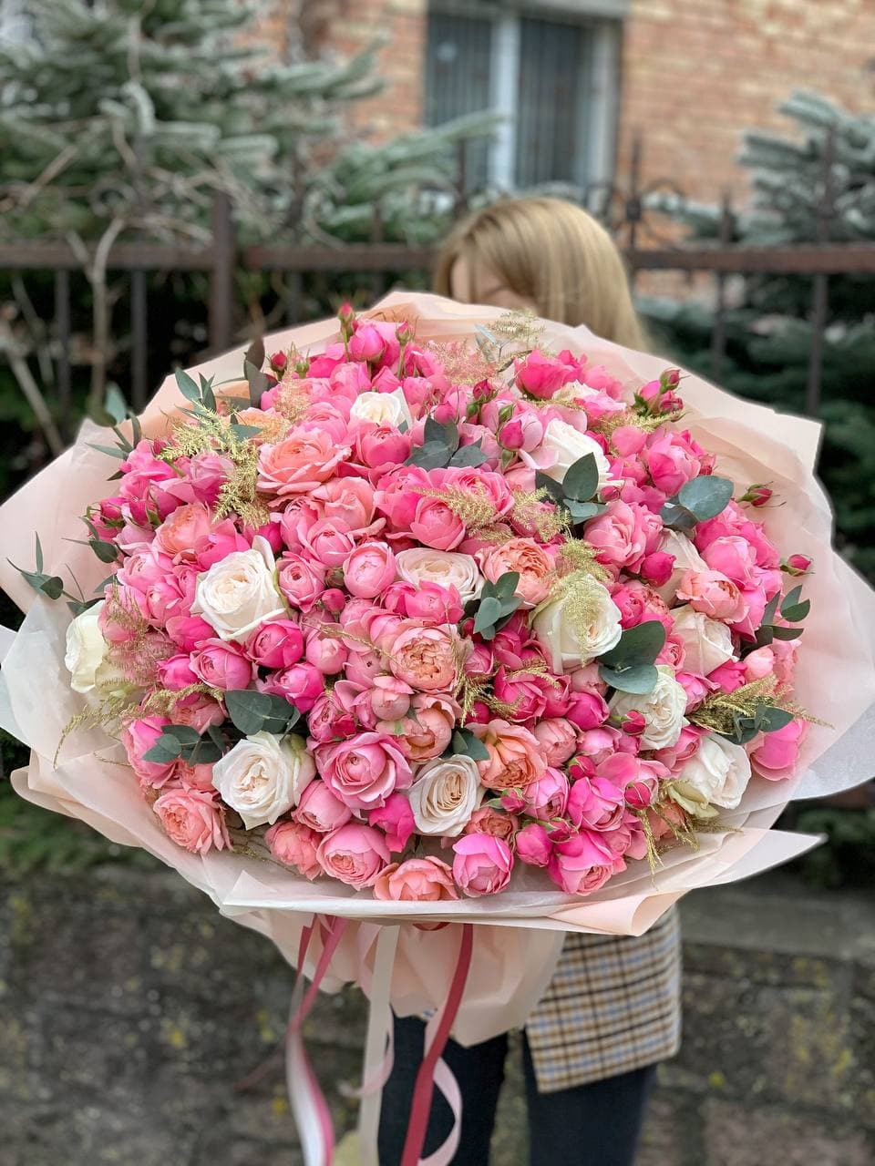 Букет 80 огромный микс пионовидных роз
