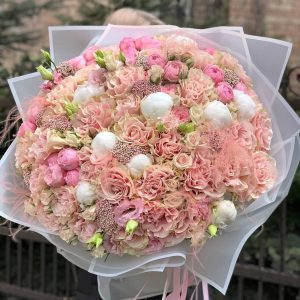 Букет 233 гигантское облако роз и пионов