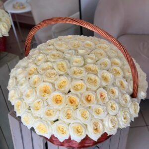 101 лимонная роза в корзине